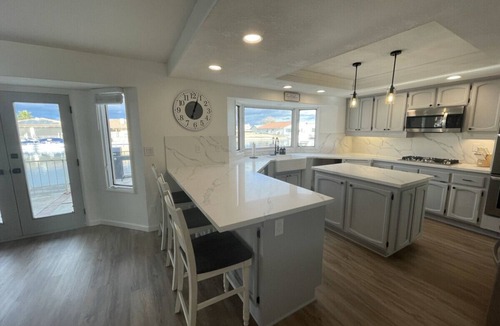Victorville House | Lakefront Lake House Retreat