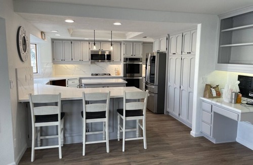 Victorville House | Lakefront Lake House Retreat