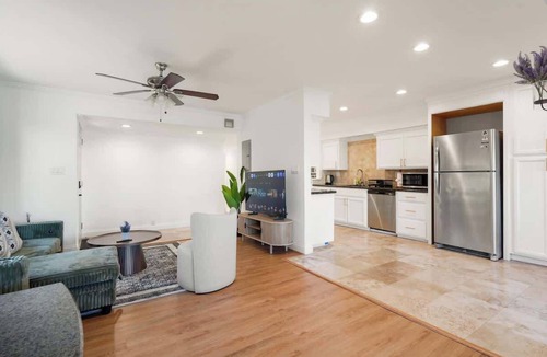 East San Mateo Apartment | LakeFront Lavender House