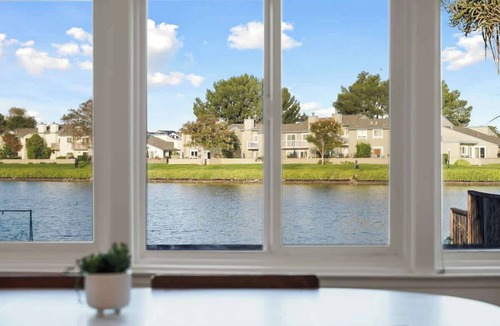 East San Mateo Apartment | LakeFront Lavender House