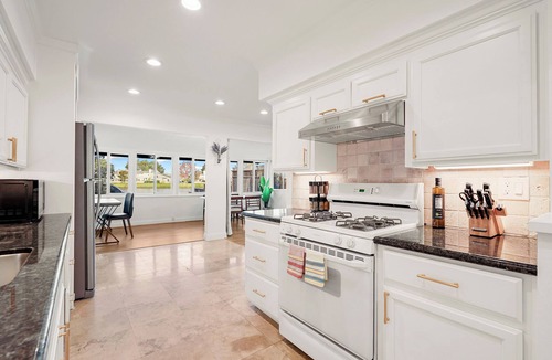 East San Mateo Apartment | LakeFront Lavender House