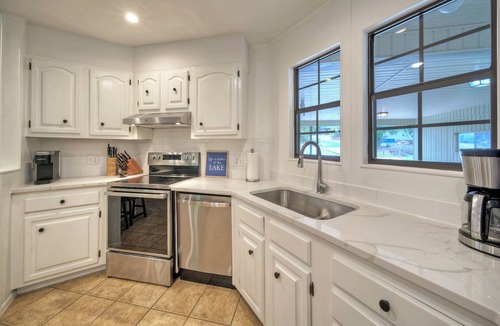 Burnet House | Lakefront LBJ Family Retreat With A Private Dock - Best for 8 Adults + children