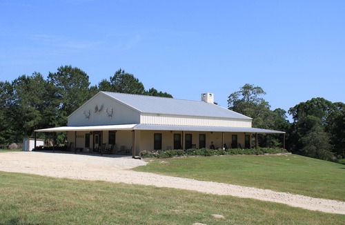 Grapeland House | Lakefront Lodge perfect for families or hunters.