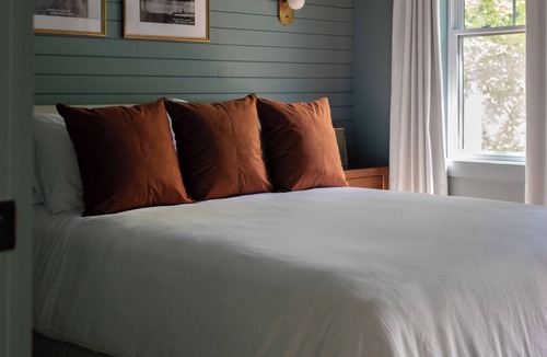 Selwyn Cabin | Lakefront Lodge Suite - The Forest Hill Lodge