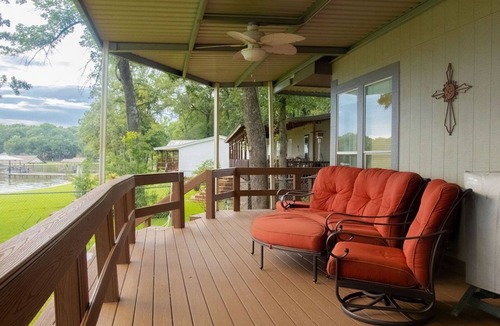 Carolyn Estates House | Lakefront lodging that your family will love