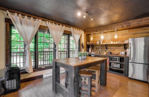 Cantley Apartment | Lakefront Loft 3,Retreat | Fireplace, Hot Tub & Paddleboards | Sleeps 4