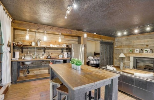 Cantley Apartment | Lakefront Loft 3,Retreat | Fireplace, Hot Tub & Paddleboards | Sleeps 4