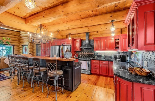 Grey Highlands Cottage | *Lakefront Log Home* 7BR Fire Pit Games Gym