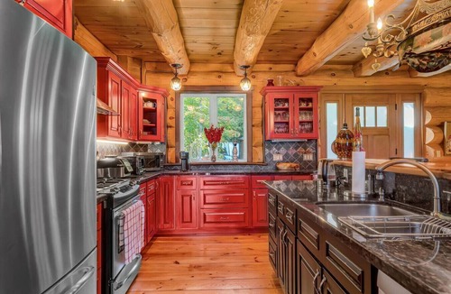 Grey Highlands Cottage | *Lakefront Log Home* 7BR Fire Pit Games Gym