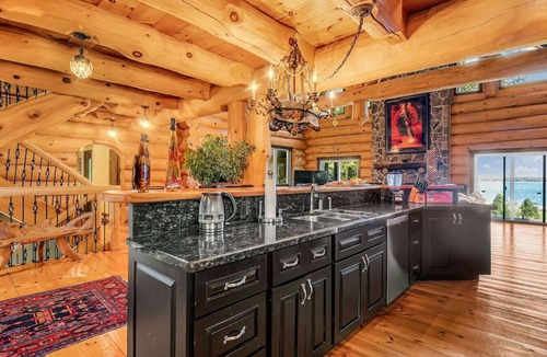 Grey Highlands Cottage | *Lakefront Log Home* 7BR Fire Pit Games Gym