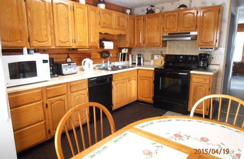 North Glade Hills Cabin | Lakefront Log Home w/Dock Slip, 30% Weekly Discount, 2 Miles from Nat. Park