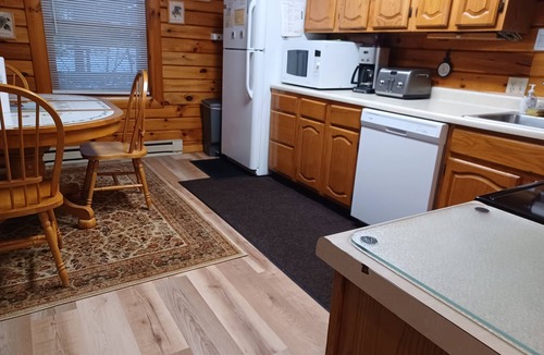 North Glade Hills Cabin | Lakefront Log Home w/Dock Slip, 30% Weekly Discount, 2 Miles from Nat. Park