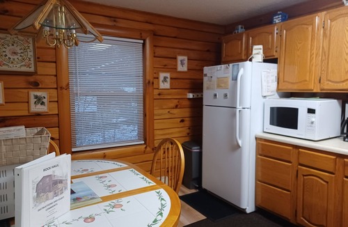 North Glade Hills Cabin | Lakefront Log Home w/Dock Slip, 30% Weekly Discount, 2 Miles from Nat. Park