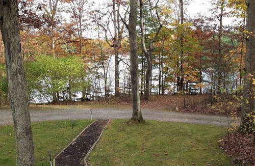 North Glade Hills Cabin | Lakefront Log Home w/Dock Slip, 30% Weekly Discount, 2 Miles from Nat. Park