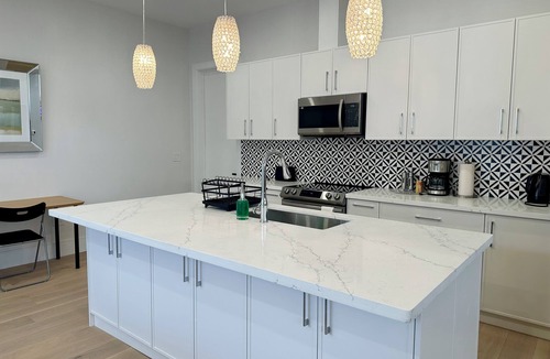 Grimsby House | Lakefront Lower Level Walkout- 35 min to Niagara