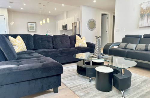 Grimsby House | Lakefront Lower Level Walkout- 35 min to Niagara