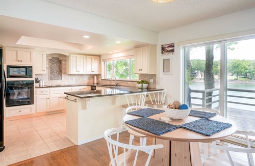 Bella Vista House | Lakefront Lux: Tranquil & Comfy Robin's Nest