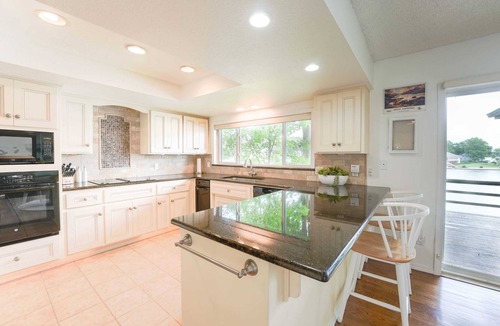 Bella Vista House | Lakefront Lux: Tranquil & Comfy Robin's Nest