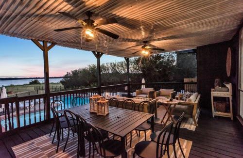 Rowlett Villa | Lakefront Luxe 6BR 4,5BA Holiday Home with Pool & Hot Tub