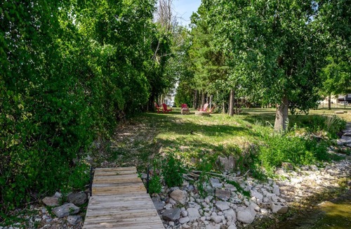Greater Napanee House | Lakefront "Luxury" Fully Equipped Cottage with game room & deck.