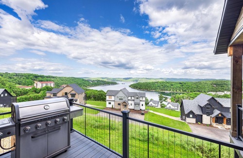 Kimberling City House | Lakefront Luxury Lodge | Dock + Kayaks + Pools + Mini Golf + Free Amenities