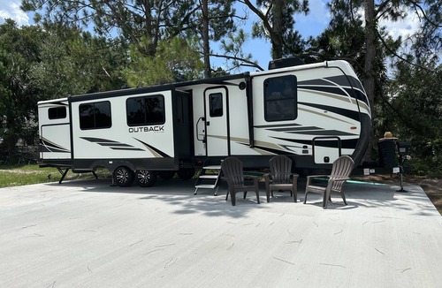 Deltona Lakes House | Lakefront Luxurious 38 ft Camper