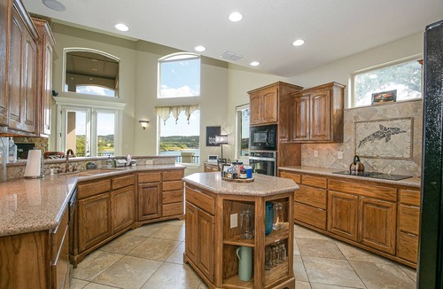 Burnet House | Lakefront Luxury-breathtaking Views-games-firepit
