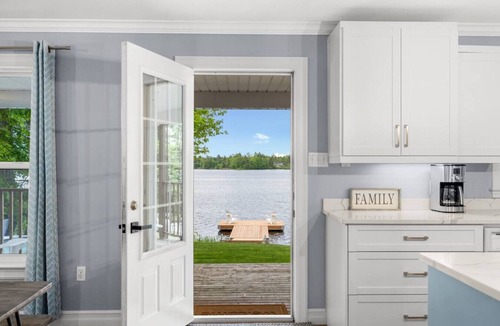 East Hants House | Lakefront Luxury - Hot Tub