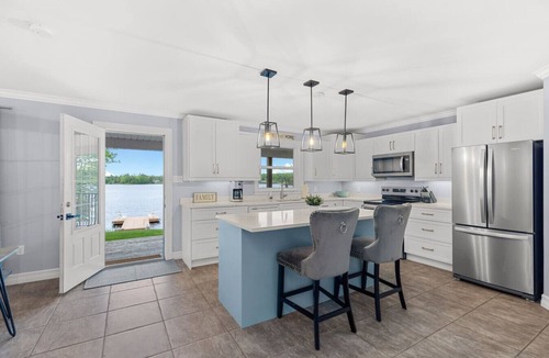 East Hants House | Lakefront Luxury - Hot Tub