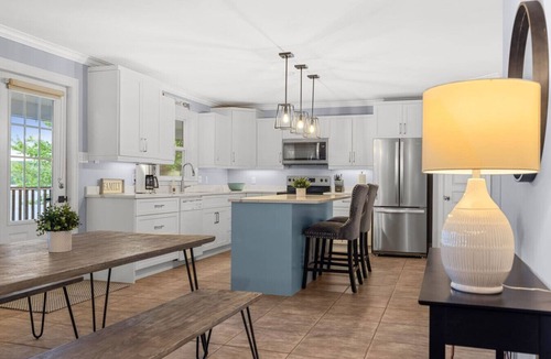 East Hants House | Lakefront Luxury - Hot Tub