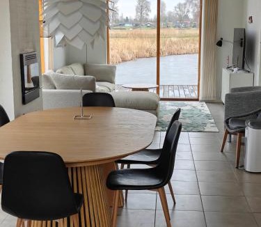 Stubbekobing House | Lakefront Luxury Holiday Retreat With Cozy Loft