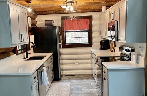 Garfield House | Lakefront Luxury Log Cabin 6 Private Acres, 6p Hot Tub, Firepit, Kayaks, 86” TV