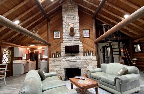 Garfield House | Lakefront Luxury Log Cabin 6 Private Acres, 6p Hot Tub, Firepit, Kayaks, 86” TV