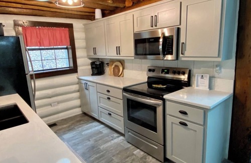 Garfield House | Lakefront Luxury Log Cabin 6 Private Acres, 6p Hot Tub, Firepit, Kayaks, 86” TV