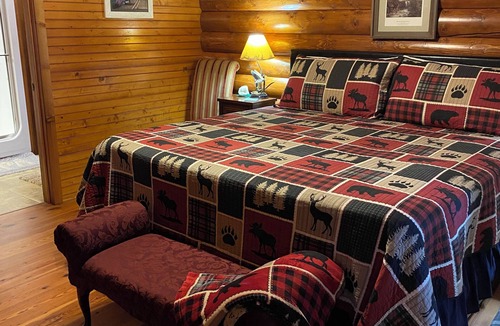 Turtle Beach House | LAKEFRONT LUXURY! Log Home near CYPRESS BEND. Boat House, Fire Pit, Kayaks