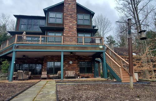 Hamlin House | Lakefront Luxury Mansion in HideOut