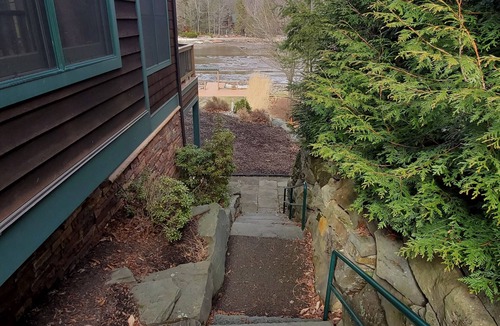 Hamlin House | Lakefront Luxury Mansion in HideOut