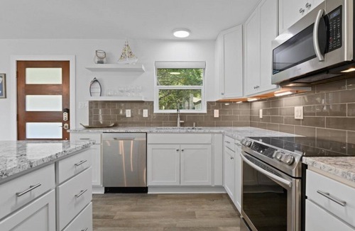 Kingsland House | Lakefront Luxury on quiet cove - Perfect to relax & play! Room for everyone