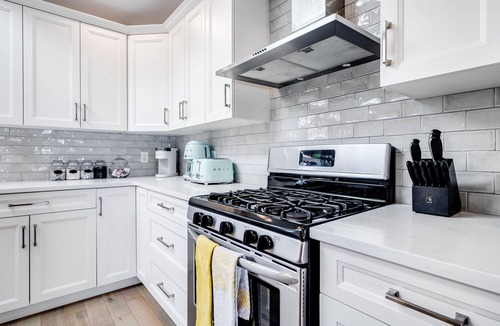 Kingsville House | Lakefront Luxury | Pool, Hot Tub, Wine Route