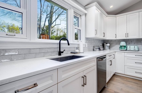 Kingsville House | Lakefront Luxury | Pool, Hot Tub, Wine Route