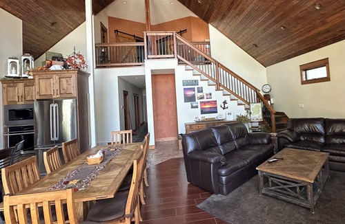 Elwood House | LAKEFRONT LUXURY + PRIVATE DOCK-Sleeps 12.