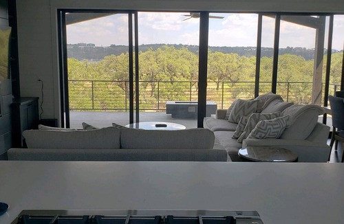 Spicewood Condo | Lakefront Luxury Retreat: 3BR Condo with Stunning Hill Country Views