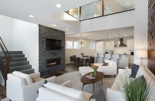 Mound House | Lakefront Luxury