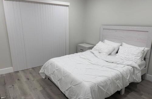 Pine Castle House | Lakefront Luxury w Private Dock Sunrises