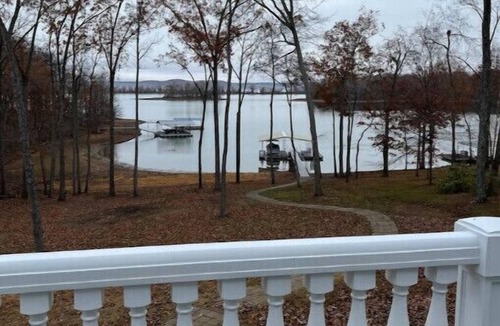 Benton House | Lakefront Manorn