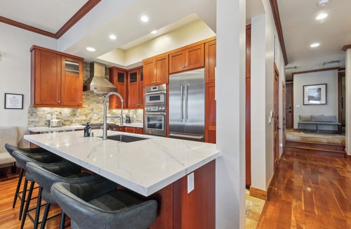 Sierra Shores Condo | Lakefront Modern Luxury w/Hot Tub, Fireplace, Walk to Dining | PEAK SS1