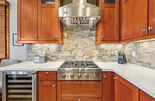 Sierra Shores Condo | Lakefront Modern Luxury w/Hot Tub, Fireplace, Walk to Dining | PEAK SS1