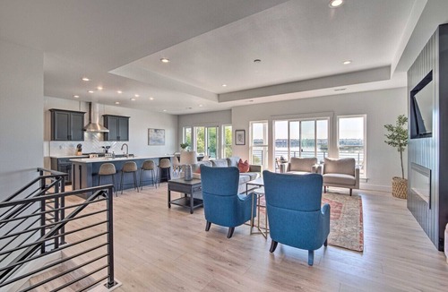 Stratford House | Lakefront Moses Lake Home w/Dock & Game Room!