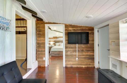 Motley House | Lakefront Motley Cabin w/Private Deck + Dock!