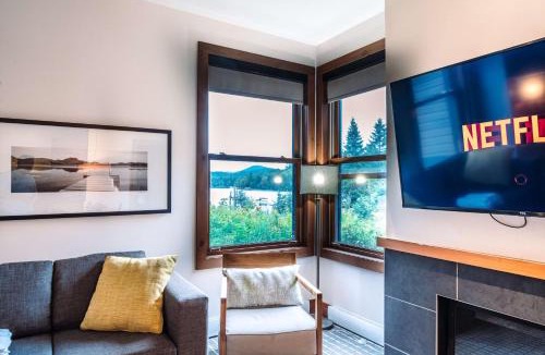 Lac Superieur Village House | Lakefront Mountain View - Resort Studio